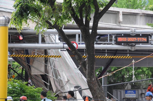 (260526) -- SEOUL, May 26, 2026 -- This photo taken on May 26, 2026 shows a scene at the site of an overpass collapse accident in Seoul, South Korea. Three people were killed and three others were injured in South Korea s overpass collapse accident, Yonhap news agency said Tuesday. A section of the upper deck collapsed at the overpass demolition site in Seoul at around 2:33 p.m. local time (0533 GMT). (Photo by Xinhua) (SpotNews) SOUTH KOREA-SEOUL-OVERPASS COLLAPSE ACCIDENT SunxYiran 