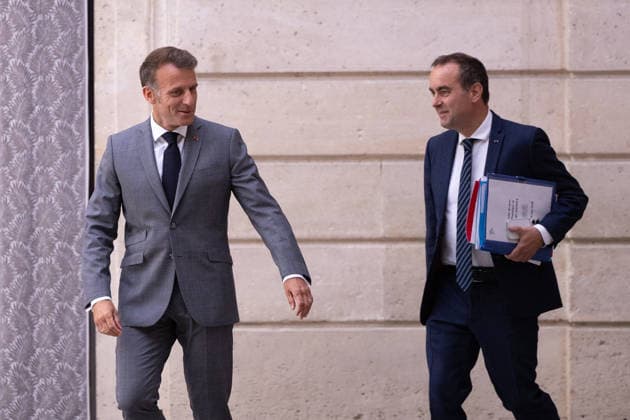President Macron At the French Electricity Team meeting - Paris French President Emmanuel Macron, French Prime Minister Sebastien Lecornu arrive to deliver a speech during a press conference as part of a meeting with the French Electricity Team to advance the electrification of France in the coming years, at the Elysee Palace, in Paris on May 26, 2026. Photo by Raphael Lafargue ABACAPRESS.COM Paris France  Copyright: xLafarguexRaphael ABACAx