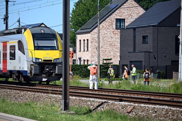 4 killed after train collides with school bus in Belgium EAST FLANDERS, BELGIUM - MAY 26: A view of the scene where four people, two of which are children, were killed after a school bus carrying children was struck by a train in East Flanders, Belgium on May 26, 2026. According to daily newspaper HLN, there were seven children and two adults, including the driver, on board the bus. Dursun Aydemir Anadolu East Flanders Belgium. Editorial use only. Please get in touch for any other usage.  Copyright: x2026xAnadoluxDursunxAydemirx