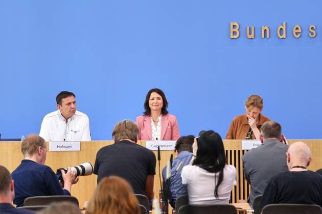 Berlin, Deutschland, 26.05.2026: Bundespressekonferenz: Kinderreport 2026: Chancengerechte Bildung : Holger Hofmann, Bundesgeschäftsführer des Deutschen Kinderhilfswerkes e. V., Anja Siegesmund, Vizepräsidentin des Deutschen Kinderhilfswerkes e. V., Bundesministerin für Bildung, Familie, Senioren, Frauen und Jugend Karin Prien (CDU) *** Berlin, Germany, 26 05 2026 Federal Press Conference Childrens Report 2026 Equal Opportunities in Education Holger Hofmann, Federal Managing Director of Deutsches Kinderhilfswerk e V , Anja Siegesmund, Vice President of Deutsches Kinderhilfswerk e V , Federal Minister of Education, Family Affairs, Senior Citizens, Women and Youth Karin Prien CDU Copyright: xdtsxNachrichtenagenturx dts_120479