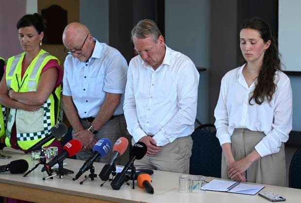 Schoolbus Gets Run Over By A Train BUGGENHOUT, BELGIUM - MAY 26 : Lisa De Wilde, Kurt Moens NV-A ( Deputy Provincial Education) and Geert Hermans. Mayor (CD&V) amongst others hold a pressconference. In a train accident people have died in a collision between a train and a minibus in Buggenhout; the minibus was carrying seven schoolchildren and two adults: The barriers were down.onMay 26, 2026 in Buggenhout, Belgium, 26 05 2026 Buggenhout Belgium  Copyright: xBertxVanxDenxBrouckex