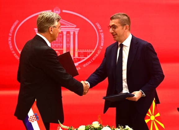 Hristijan Mickoski Prime Minister of North Macedonia (R) and his counterpart Andrej Plenkovic Primeminister of Croatia (L) shake hands after sighninig a stratagiuc partnership agreement in Ohrid Republic of North Macedonia, MAy 26 2026. IMAGO PETR STOJANOVSKI