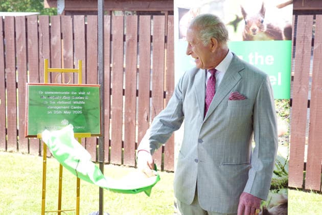 King Charles III Visits North Yorkshire YORK, ENGLAND - MAY 26: King Charles III unveils a plaque commemorating his visit to the Animal Plant and Health Agency on May 26, 2026 in York, England. During his visit, the King learnt about the agency s efforts to control the grey squirrel population through oral contraception, with the aim of supporting the endangered red squirrel species in the United Kingdom., Credit:Dominic Lipinski PA ROTA - B68 Avalon United Kingdom, England, York  Copyright: xDominicxLipinskix xPAxROTAx-xB68x xAvalonx 1105764187