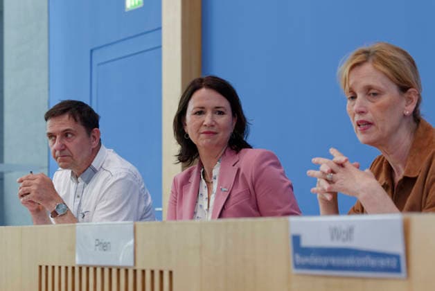 Kinderreport 2026 vorgestellt 2026-05-26 Deutschland, Berlin Bundespressekonferenz: Vorstellung des Kinderreports 2026 mit dem Titel Chancengerechte Bildung. Im Bild v.l.: Holger Hofmann, Bundesgeschäftsführer des Deutschen Kinderhilfswerks e.V., Anja Siegesmund, Vizepräsidentin des Deutschen Kinderhilfswerks e.V., Karin Prien (CDU), Bundesbildungsministerin. *** Childrens Report 2026 presented 2026 05 26 Germany, Berlin Federal Press Conference Presentation of the Childrens Report 2026 entitled Equal Opportunities in Education In the picture from l Holger Hofmann, Federal Managing Director of Deutsches Kinderhilfswerk e V , Anja Siegesmund, Vice President of Deutsches Kinderhilfswerk e V , Karin Prien CDU , Federal Minister of