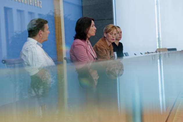 Kinderreport 2026 vorgestellt 2026-05-26 Deutschland, Berlin Bundespressekonferenz: Vorstellung des Kinderreports 2026 mit dem Titel Chancengerechte Bildung. Im Bild v.l.: Holger Hofmann, Bundesgeschäftsführer des Deutschen Kinderhilfswerks e.V., Anja Siegesmund, Vizepräsidentin des Deutschen Kinderhilfswerks e.V., Karin Prien (CDU), Bundesbildungsministerin. *** Childrens Report 2026 presented 2026 05 26 Germany, Berlin Federal Press Conference Presentation of the Childrens Report 2026 entitled Equal Opportunities in Education In the picture from l Holger Hofmann, Federal Managing Director of Deutsches Kinderhilfswerk e V , Anja Siegesmund, Vice President of Deutsches Kinderhilfswerk e V , Karin Prien CDU , Federal Minister of