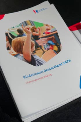 Kinderreport 2026 vorgestellt 2026-05-26 Deutschland, Berlin Bundespressekonferenz: Vorstellung des Kinderreports 2026 mit dem Titel Chancengerechte Bildung. Im Bild die Druckausgabe des Reports. *** Childrens Report 2026 presented 2026 05 26 Germany, Berlin Federal Press Conference Presentation of the Childrens Report 2026 entitled Equal Opportunities in Education Pictured is the print edition of the report