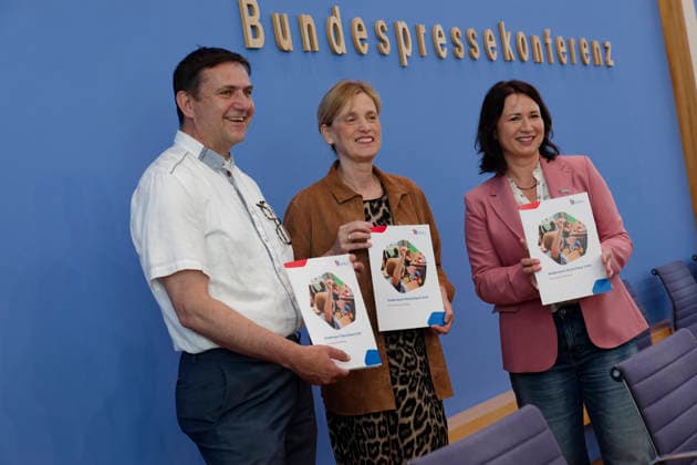 Kinderreport 2026 vorgestellt 2026-05-26 Deutschland, Berlin Bundespressekonferenz: Vorstellung des Kinderreports 2026 mit dem Titel Chancengerechte Bildung. Im Bild v.l.: Holger Hofmann, Bundesgeschäftsführer des Deutschen Kinderhilfswerks e.V., Anja Siegesmund, Vizepräsidentin des Deutschen Kinderhilfswerks e.V., Karin Prien (CDU), Bundesbildungsministerin. *** Childrens Report 2026 presented 2026 05 26 Germany, Berlin Federal Press Conference Presentation of the Childrens Report 2026 entitled Equal Opportunities in Education In the picture from l Holger Hofmann, Federal Managing Director of Deutsches Kinderhilfswerk e V , Anja Siegesmund, Vice President of Deutsches Kinderhilfswerk e V , Karin Prien CDU , Federal Minister of