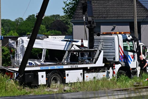 The bus is being towed away at the scene of an accident between a train and a minivan, at the railway crossing Vierhuizen, in Buggenhout, Tuesday 26 May 2026. The accident happened around 8:15 am. Four people have been killed, the driver, two children and their supervisor. According to initial reports, the level crossing was closed at the time of the accident.  DIRKxWAEM 175099693