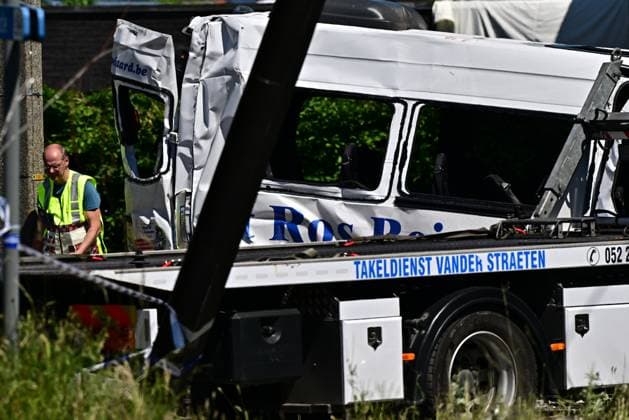 The bus is being towed away at the scene of an accident between a train and a minivan, at the railway crossing Vierhuizen, in Buggenhout, Tuesday 26 May 2026. The accident happened around 8:15 am. Four people have been killed, the driver, two children and their supervisor. According to initial reports, the level crossing was closed at the time of the accident.  DIRKxWAEM 175099709
