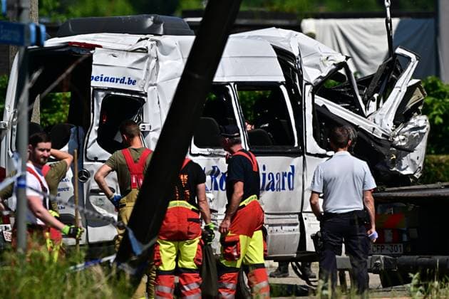 The bus is being towed away at the scene of an accident between a train and a minivan, at the railway crossing Vierhuizen, in Buggenhout, Tuesday 26 May 2026. The accident happened around 8:15 am. Four people have been killed, the driver, two children and their supervisor. According to initial reports, the level crossing was closed at the time of the accident.  DIRKxWAEM 175100969