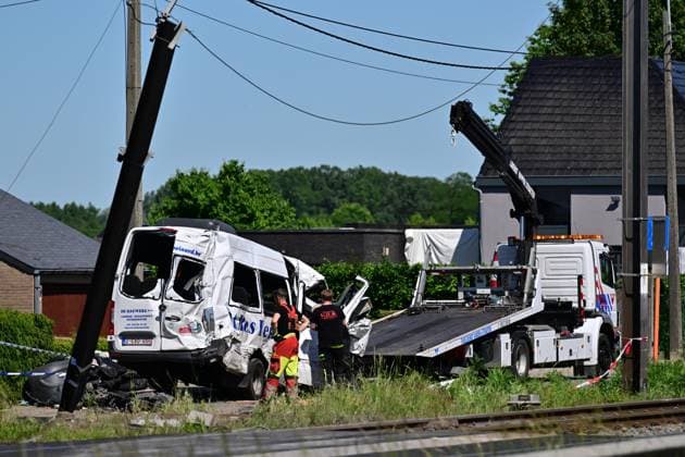 The bus is being towed away at the scene of an accident between a train and a minivan, at the railway crossing Vierhuizen, in Buggenhout, Tuesday 26 May 2026. The accident happened around 8:15 am. Four people have been killed, the driver, two children and their supervisor. According to initial reports, the level crossing was closed at the time of the accident.  DIRKxWAEM 175101452