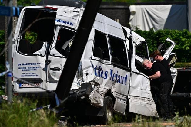 The bus is being towed away at the scene of an accident between a train and a minivan, at the railway crossing Vierhuizen, in Buggenhout, Tuesday 26 May 2026. The accident happened around 8:15 am. Four people have been killed, the driver, two children and their supervisor. According to initial reports, the level crossing was closed at the time of the accident.  DIRKxWAEM 175101734
