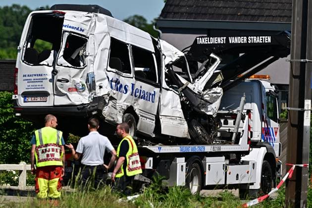 The bus is being towed away at the scene of an accident between a train and a minivan, at the railway crossing Vierhuizen, in Buggenhout, Tuesday 26 May 2026. The accident happened around 8:15 am. Four people have been killed, the driver, two children and their supervisor. According to initial reports, the level crossing was closed at the time of the accident.  DIRKxWAEM 175101773