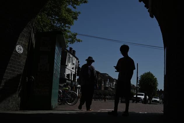 Record-breaking heat in London LONDON, UNITED KINGDOM - MAY 26: People are seen on the street during a heatwave in London, United Kingdom on May 26, 2026. The British capital is experiencing historically high temperatures for the month of May. Rasid Necati Aslim Anadolu London United Kingdom. Editorial use only. Please get in touch for any other usage.  Copyright: x2026xAnadoluxRasidxNecatixAslimx