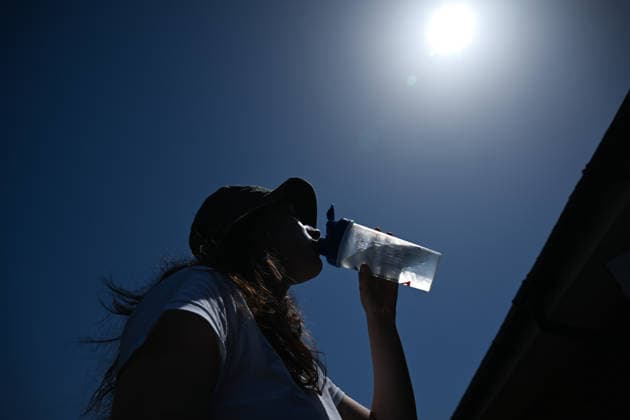 Record-breaking heat in London LONDON, UNITED KINGDOM - MAY 26: A woman tries to cool down by drinking water during a heatwave in London, United Kingdom on May 26, 2026. The British capital is experiencing historically high temperatures for the month of May. Rasid Necati Aslim Anadolu London United Kingdom. Editorial use only. Please get in touch for any other usage.  Copyright: x2026xAnadoluxRasidxNecatixAslimx