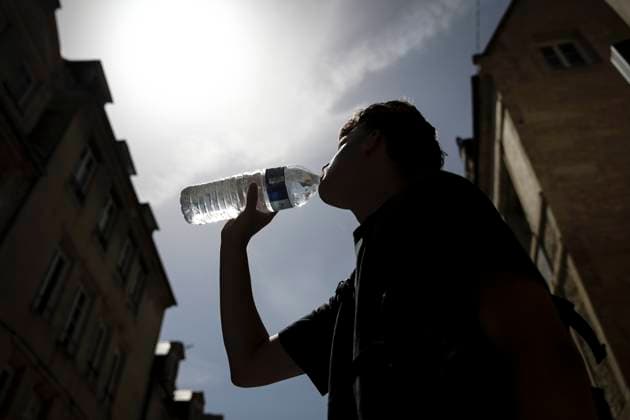 grosses chaleurs a Caen PHOTOPQR OUEST FRANCE Charles BURY CAEN 26 05 2026 A young man drinks water in a sunny street Illustration of the heatwave in France, here Caen in Normandy CAEN France Photo Charles Bury Ouest France Heatwave in France, here Caen in Normandy CAEN France  Copyright: xPHOTOPQR OUESTxFRANCE MAXPPPxCharlesxBURYx 20260526OFR2279 20260526OFR2279