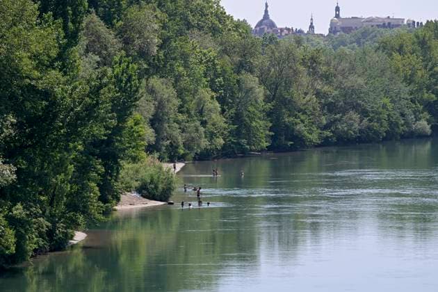 Heatwave in Lyon May 26, 2026 PHOTOPQR LE PROGRES Joël PHILIPPON Lyon 05 26, 2026 Heatwave in Lyon May 26, 2026 Here at the Churchill Bridge, despite the ban on swimming as it is too dangerous, some people brave the danger and swim in the Rhône Heat and heatwave in Lyon The people of Lyon try to protect themselves and stay cool Heatwave in France, Lyon Rhône Alpes France  Copyright: xPHOTOPQR LExPROGRES MAXPPPxJoëlxPHILIPPONx 20260526LPL2327 20260526LPL2327