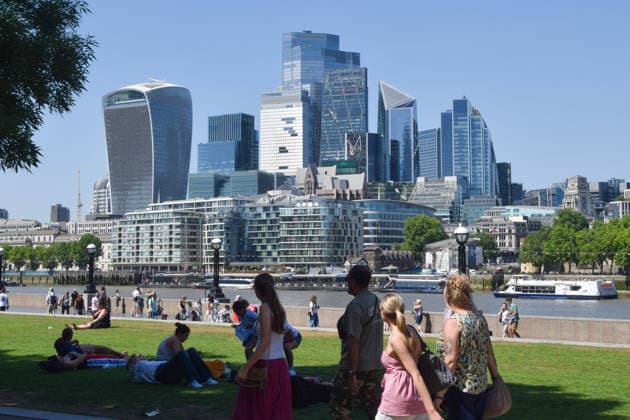 May 26, 2026, London, England, United Kingdom: People shelter from the scorching sun under a tree in Potters Fields Park next to Tower Bridge with a view of the City of London skyline as temperatures soar in the capital. The UK recorded its hottest ever day in May yesterday. London United Kingdom  - ZUMAv130 20260526_zip_v130_014 Copyright: xVukxValcicx