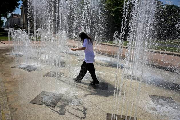 Heatwave in Lyon on May 26, 2026 PHOTOPQR LE PROGRES Maxime JEGAT Lyon 26 05 2026 Heatwave in Lyon on May 26, 2026 Two teenage girls in the fountain at Place Antonin Poncet in Lyon during a heatwave Heatwave in France, Lyon on May 26, 2026 Lyon Rhône Alpes France  Copyright: xPHOTOPQR LExPROGRES MAXPPPxMaximexJEGATx 20260526LPL2435 20260526LPL2435