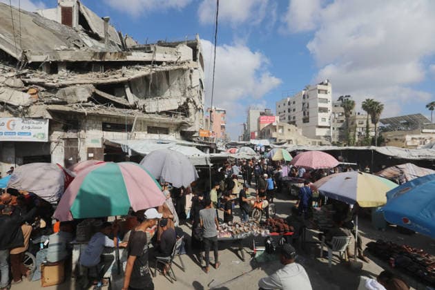 Palestinians walk through Gaza City market ahead of Eid al-Adha Palestinians walk through Al-Zawiya market in Gaza City on May 26, 2026, ahead of Eid al-Adha, as vendors display goods on temporary stalls. The market witnessed weak consumer demand and declining purchasing power amid worsening economic conditions caused by the ongoing war. Photo by Bilal Osama apaimages Gaza city Gaza Strip Palestinian Territory 260526_Gaza_BO_01(28) Copyright: xapaimagesxBilalxOsamax xapaimagesx