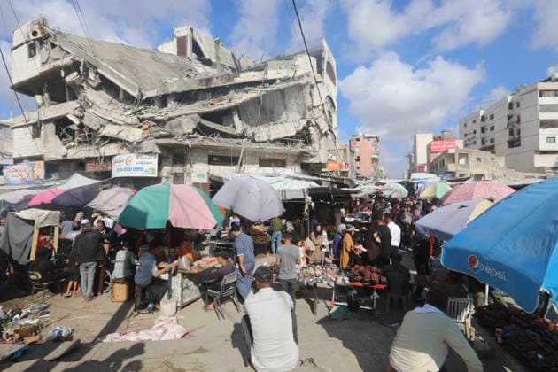 Palestinians walk through Gaza City market ahead of Eid al-Adha Palestinians walk through Al-Zawiya market in Gaza City on May 26, 2026, ahead of Eid al-Adha, as vendors display goods on temporary stalls. The market witnessed weak consumer demand and declining purchasing power amid worsening economic conditions caused by the ongoing war. Photo by Bilal Osama apaimages Gaza city Gaza Strip Palestinian Territory 260526_Gaza_BO_01(31) Copyright: xapaimagesxBilalxOsamax xapaimagesx