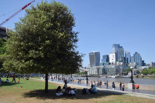 May 26, 2026, London, England, United Kingdom: People shelter from the scorching sun under a tree in Potters Fields Park next to Tower Bridge with a view of the City of London skyline as temperatures soar in the capital. The UK recorded its hottest ever day in May yesterday. London United Kingdom - ZUMAv130 20260526_zip_v130_009 Copyright: xVukxValcicx