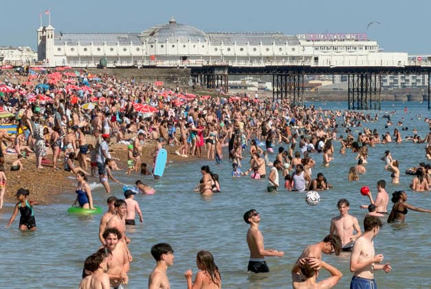 May 26, 2026, Brighton, West Sussex, UK: Brighton, UK. Members of the public pack out Brighton Beach in West Sussex, on what is expected to be another record breaking day for May temperatures in the UK. Brighton UK  - ZUMAl94_ 20260526_zaf_l94_080 Copyright: xHugoxMichielsx