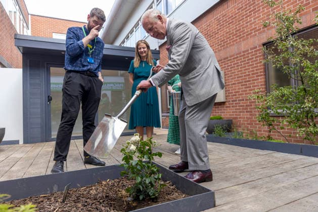 King York Macmillan pool. JG May 2026 POOL PHOTOGRAPH BY JAMES GLOSSOP THE TIMES King Charles, as patron of Macmillan Cancer Support, visits the site of the newly redeveloped Sir Robert Ogden Macmillan Cancer Centre in York, where he met staff and patients who have worked on the project. The King, who has been Patron of Macmillan Cancer Support since 1997, visited one the centres nearing completion following extensive expansion refurbishment at York Hospital. Joined by Ms Clare Smith, Chief Executive of York Hospital, and Ms Gemma Peters, Chief Executive of Macmillan Cancer Support, His Majesty also visited the new centre™s garden, which has been created as a calm environment where visitors can enjoy nature while at the centre. 26 05 202  Copyright: xJamesxGlossopx xPAxROTAx-xB68x xAvalonx 1105791850