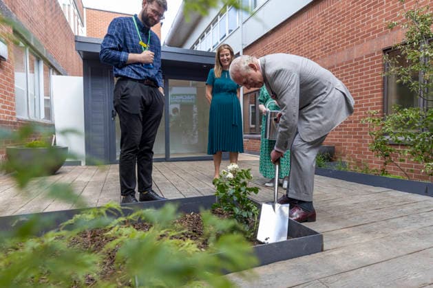 King York Macmillan pool. JG May 2026 POOL PHOTOGRAPH BY JAMES GLOSSOP THE TIMES King Charles, as patron of Macmillan Cancer Support, visits the site of the newly redeveloped Sir Robert Ogden Macmillan Cancer Centre in York, where he met staff and patients who have worked on the project. The King, who has been Patron of Macmillan Cancer Support since 1997, visited one the centres nearing completion following extensive expansion refurbishment at York Hospital. Joined by Ms Clare Smith, Chief Executive of York Hospital, and Ms Gemma Peters, Chief Executive of Macmillan Cancer Support, His Majesty also visited the new centre™s garden, which has been created as a calm environment where visitors can enjoy nature while at the centre. 26 05 202  Copyright: xJamesxGlossopx xPAxROTAx-xB68x xAvalonx 1105791877