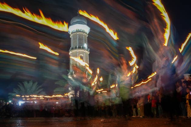 May 26, 2026, Banda Aceh, Aceh, Indonesia: Dozens of groups from various villages participated in a torchlight parade around the city to celebrate Eid al-Adha in Banda Aceh, Aceh Province, Indonesia, on Tuesday. The Indonesian government has officially declared Eid al-Adha 1447 Hijriah to fall on May 27, 2026. The torchlight parade, accompanied by the recitation of the Takbir (Islamic call to prayer), has become a Muslim tradition for celebrating the holiday and is a captivating spectacle for city residents. Banda Aceh Indonesia - ZUMAi115 20260526_zip_i115_022 Copyright: xMuhammadxIqbalx