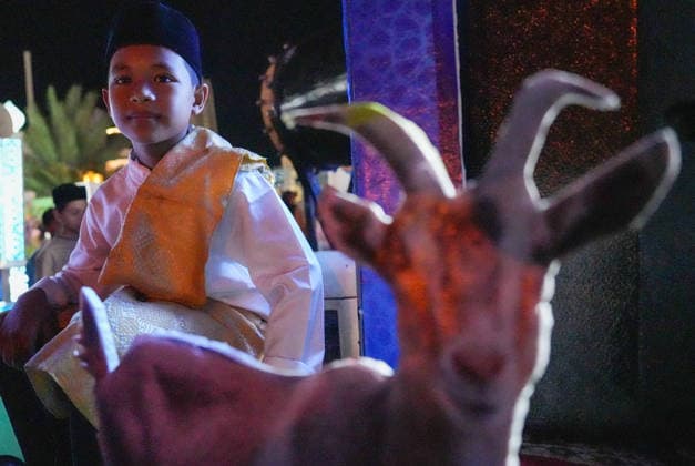 May 26, 2026, Banda Aceh, Aceh, Indonesia: Dozens of groups from various villages participated in a torchlight parade around the city to celebrate Eid al-Adha in Banda Aceh, Aceh Province, Indonesia, on Tuesday. The Indonesian government has officially declared Eid al-Adha 1447 Hijriah to fall on May 27, 2026. The torchlight parade, accompanied by the recitation of the Takbir (Islamic call to prayer), has become a Muslim tradition for celebrating the holiday and is a captivating spectacle for city residents. Banda Aceh Indonesia  - ZUMAi115 20260526_zip_i115_028 Copyright: xMuhammadxIqbalx