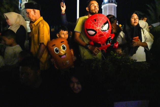 May 26, 2026, Banda Aceh, Aceh, Indonesia: Dozens of groups from various villages participated in a torchlight parade around the city to celebrate Eid al-Adha in Banda Aceh, Aceh Province, Indonesia, on Tuesday. The Indonesian government has officially declared Eid al-Adha 1447 Hijriah to fall on May 27, 2026. The torchlight parade, accompanied by the recitation of the Takbir (Islamic call to prayer), has become a Muslim tradition for celebrating the holiday and is a captivating spectacle for city residents. Banda Aceh Indonesia  - ZUMAi115 20260526_zip_i115_027 Copyright: xMuhammadxIqbalx