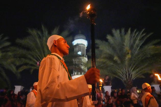 May 26, 2026, Banda Aceh, Aceh, Indonesia: Dozens of groups from various villages participated in a torchlight parade around the city to celebrate Eid al-Adha in Banda Aceh, Aceh Province, Indonesia, on Tuesday. The Indonesian government has officially declared Eid al-Adha 1447 Hijriah to fall on May 27, 2026. The torchlight parade, accompanied by the recitation of the Takbir (Islamic call to prayer), has become a Muslim tradition for celebrating the holiday and is a captivating spectacle for city residents. Banda Aceh Indonesia  - ZUMAi115 20260526_zip_i115_035 Copyright: xMuhammadxIqbalx