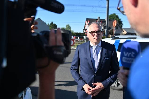 Flemish Minister-President Matthias Diependaele pictured at a visit with a tribute to the victims, on the scene of an accident between a train and a minivan, at the railway crossing Vierhuizen, in Buggenhout, Tuesday 26 May 2026. The accident happened around 8:15 am. Four people have been killed, the driver, two children and their supervisor. According to initial reports, the level crossing was closed at the time of the accident.  EMILExWINDAL 175109314