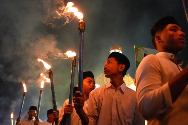 May 26, 2026, Banda Aceh, Aceh, Indonesia: Dozens of groups from various villages participated in a torchlight parade around the city to celebrate Eid al-Adha in Banda Aceh, Aceh Province, Indonesia, on Tuesday. The Indonesian government has officially declared Eid al-Adha 1447 Hijriah to fall on May 27, 2026. The torchlight parade, accompanied by the recitation of the Takbir (Islamic call to prayer), has become a Muslim tradition for celebrating the holiday and is a captivating spectacle for city residents. Banda Aceh Indonesia - ZUMAi115 20260526_zip_i115_036 Copyright: xMuhammadxIqbalx