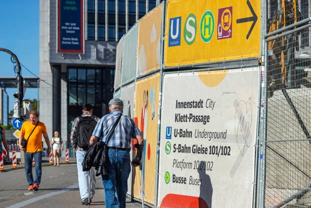 Das Milliardenprojekt Stuttgart 21 fordert Bahnreisenden vieles ab. Weil der Bonatzbau einer Totalsanierung unterzogen wird, müssen Reisende ein weite Umwege gehen. Die Reisewege zu den Gleisen werden als Fernwanderweg verspottet. 25.05.2026, Stuttgart, Baden-Württemberg, Deutschland *** The billion-euro Stuttgart 21 project demands a lot from rail travelers Because the Bonatz building is undergoing a total renovation, travelers have to take a long detour The travel routes to the tracks are mocked as long-distance hiking trails 25 05 2026, Stuttgart, Baden Württemberg, Germany