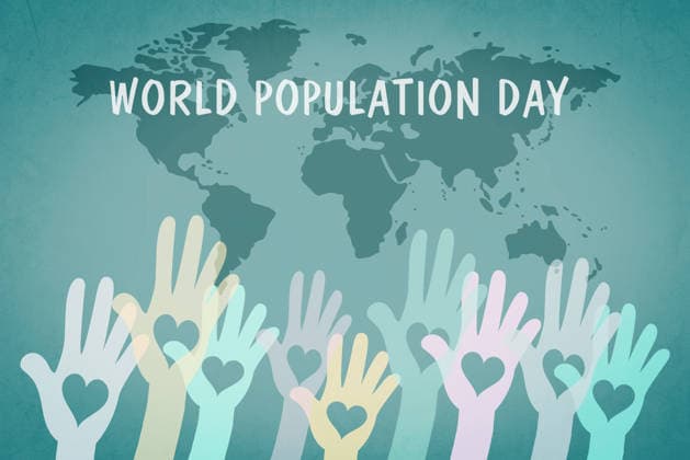 World Population Day, Hand mit Herz, internationale Gleichberechtigung, Konzept für Freundschaft und Frieden, Bewusstsein für globale Probleme *** World Population Day, Hand with Heart, International Equal rights, Concept for Friendship and Peace, Consciousness for Global Problems 1133607419