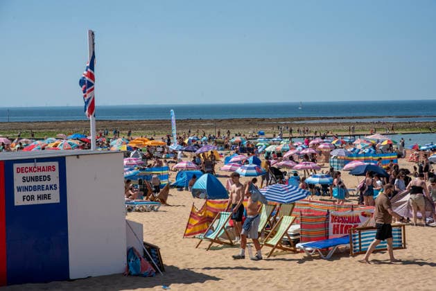 Very busy beach in Margate, UK - 26 May 2026 People rent deckchairs on the Margate beach to enjoy their time more comfortable. The sandy Margate Beach is a very popular destination for the beachgoers in Kent, UK. Especially the UK s hottest spring and May temperature ever recorded today. Margate United Kingdom Copyright: xKrisztianxElekx xSOPAxImagesx SSS_20260526_MARGATE_BEACH_0011005015