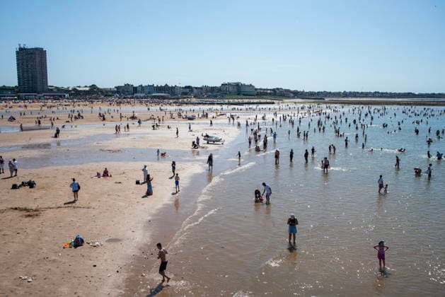 Very busy beach in Margate, UK - 26 May 2026 Beachgoers enjoy the cool water at the very hot weather in Margate. The sandy Margate Beach is a very popular destination for the beachgoers in Kent, UK. Especially the UK s hottest spring and May temperature ever recorded today. Margate United Kingdom Copyright: xKrisztianxElekx xSOPAxImagesx SSS_20260526_MARGATE_BEACH_0011005032