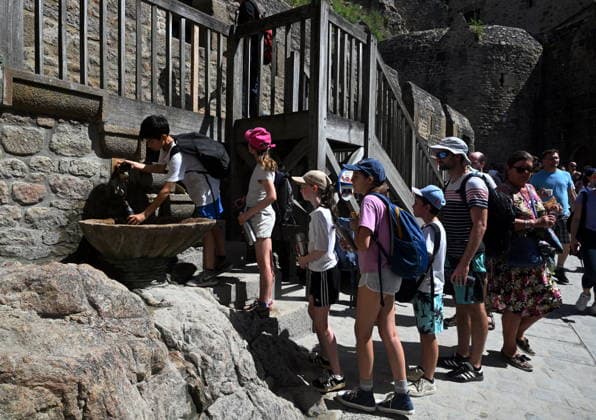 SAINT-MICHEL-MONT-MERCURE, FRANCE - MAY 26: Tourists queue to collect tap water at the Mont Saint-Michel tourist area amid a severe heat wave on May 26, 2026 in Mont-Saint-Michel, France. In France, temperatures have broken records for the month of May.  Copyright: xVCGx 111644318816