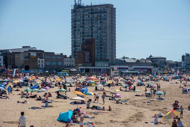 May 26, 2026, Margate, United Kingdom: Beachgoers enjoy the very hot weather on the beach in Margate. The sandy Margate Beach is a very popular destination for the beachgoers in Kent, UK. Especially the UK s hottest spring and May temperature ever recorded today. Margate United Kingdom  - ZUMAs197 20260526_aaa_s197_138 Copyright: xKrisztianxElekx