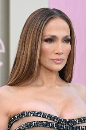 LOS ANGELES, CALIFORNIA - MAY 26: Jennifer Lopez at the world premiere of Netflix s Office Romance at The Egyptian Theatre Hollywood on May 26, 2026 in Los Angeles, California. Credit: Michael Mattes USA  - ZUMAa123 20260526_zaa_a123_204 Copyright: xAdMediax
