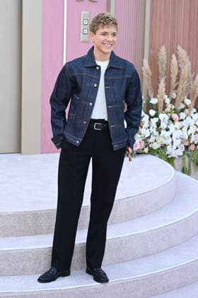 LOS ANGELES, CALIFORNIA - MAY 26: Mae Martin at the world premiere of Netflix s Office Romance at The Egyptian Theatre Hollywood on May 26, 2026 in Los Angeles, California. Credit: Michael Mattes USA  - ZUMAa123 20260526_zaa_a123_248 Copyright: xAdMediax