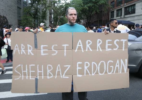 May 26, 2026, New York, New York, USA: Protesters seen outside of Gracie Mansion during the Interfaith Rally protesting NYC Mayor Zohran Mamdani s approach to Israel, Zionism and anti-Israel activism, organized by EndJewHatred. New York USA - ZUMAk03_ 20260526_zaf_k03_042 Copyright: xNancyxKaszermanx