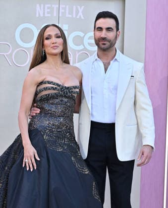 Netflix™s ˜Office Romance™ World Premiere Jennifer Lopez and Brett Goldstein arriving to the Netflix™s Office Romance world premiere held at The Egyptian Theatre on May 26, 2026 in Hollywood, CA. Hollywood The Egyptian Theatre California USA Copyright: xLISAxOConnorx xAFF-USA.comx