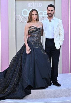 Netflix™s ˜Office Romance™ World Premiere Jennifer Lopez and Brett Goldstein arriving to the Netflix™s Office Romance world premiere held at The Egyptian Theatre on May 26, 2026 in Hollywood, CA. Hollywood The Egyptian Theatre California USA Copyright: xLISAxOConnorx xAFF-USA.comx