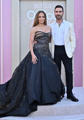 Netflix™s ˜Office Romance™ World Premiere Jennifer Lopez and Brett Goldstein arriving to the Netflix™s Office Romance world premiere held at The Egyptian Theatre on May 26, 2026 in Hollywood, CA. Hollywood The Egyptian Theatre California USA Copyright: xLISAxOConnorx xAFF-USA.comx