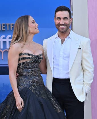 Netflix™s ˜Office Romance™ World Premiere Jennifer Lopez and Brett Goldstein arriving to the Netflix™s Office Romance world premiere held at The Egyptian Theatre on May 26, 2026 in Hollywood, CA. Hollywood The Egyptian Theatre California USA Copyright: xLISAxOConnorx xAFF-USA.comx