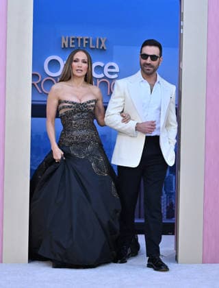 Netflix™s ˜Office Romance™ World Premiere Jennifer Lopez and Brett Goldstein arriving to the Netflix™s Office Romance world premiere held at The Egyptian Theatre on May 26, 2026 in Hollywood, CA. Hollywood The Egyptian Theatre California USA Copyright: xLISAxOConnorx xAFF-USA.comx