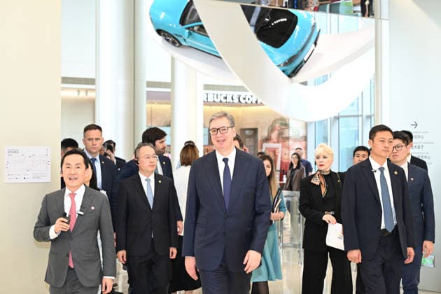 BEIJING, CHINA - MAY 26: Serbian President Aleksandar Vucic (C) visits Xiaomi s auto factory on May 26, 2026 in Beijing, China. Vucic is on a state visit to China from May 24 to 28.  Copyright: xChinaxNewsxServicex 111644369071